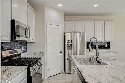 6366 Beavertail Pond Avenue, Las Vegas, NV 89122 Kitchen