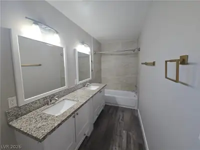 1613 Golden Glen Court, North Las Vegas, NV 89031 Primary Bathroom