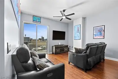 150 Las Vegas Boulevard 914 Living Room