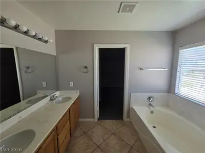 8350 Sterling Harbor Court, Las Vegas, NV 89117 Primary Bathroom