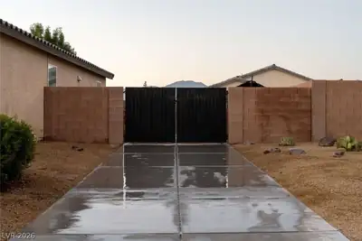 3896 East Garfield Drive Yard