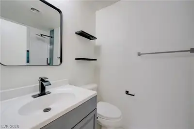 6542 Ironbark Lane, Las Vegas, NV 89107 Primary Bathroom