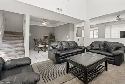 9901 North West Trailwood Drive 1140 Living Room