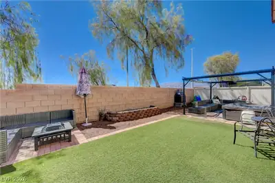 6105 Glenborough Street, Las Vegas, NV 89115 Yard