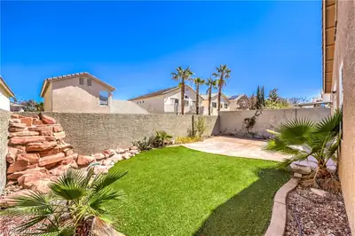 7236 Victoria Oak Court Yard