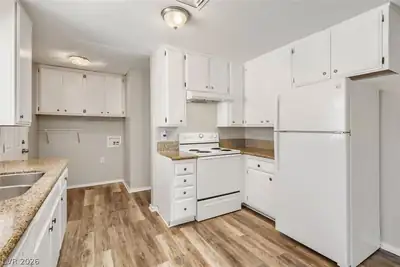 532 Greenbriar Townhouse Way, Las Vegas, NV 89121 Kitchen
