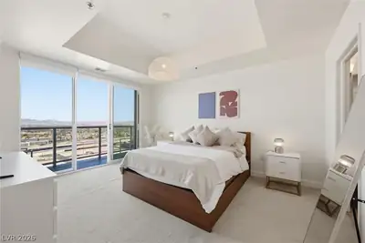 150 Las Vegas Boulevard 2004 Bedroom