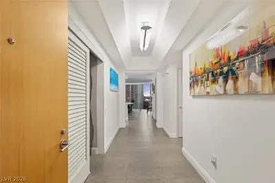 222 Karen Avenue 708 Hallway