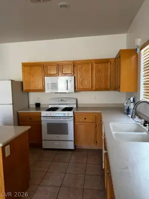 4132 Greenbridge St Kitchen