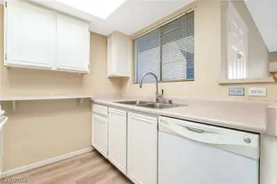 8070 RUSSELL Road 1054 Kitchen