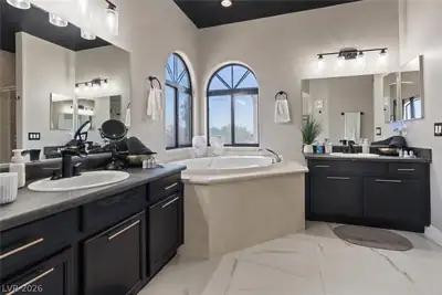 5528 Colorado Breeze Way, North Las Vegas, NV 89031 Primary Bathroom