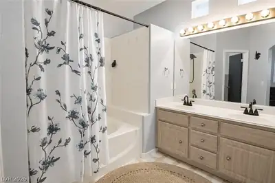 912 Sterling Thorn Court, Las Vegas, NV 89183 Primary Bathroom