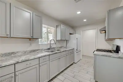 2300 Dune Drive, Las Vegas, NV 89106 Kitchen
