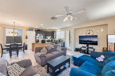5537 Punto Del Castello Court Living Room