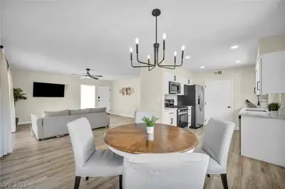 913 De Met Drive, Las Vegas, NV 89119 Dining Area