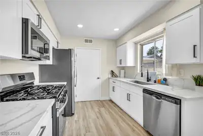 913 De Met Drive, Las Vegas, NV 89119 Kitchen