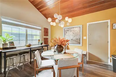2704 West Oakey Boulevard Dining Area