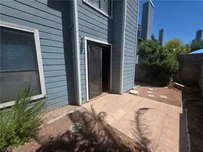 5027 Strauss Drive Yard