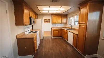5134 Caliente Street Kitchen