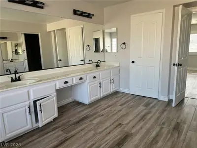 52 Green Hills Court, Henderson, NV 89012 Primary Bathroom