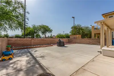 2621 Rainbow Glow Street, North Las Vegas, NV 89030 Yard