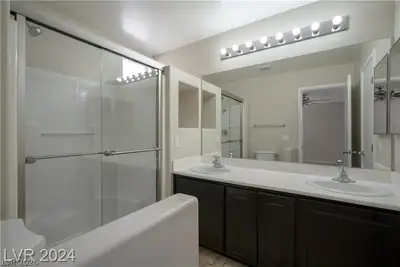 10142 Rice Paper Street, Las Vegas, NV 89183 Primary Bathroom