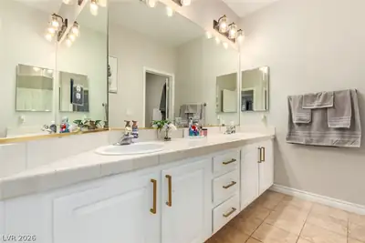 1413 Splendido Drive, Las Vegas, NV 89117 Primary Bathroom