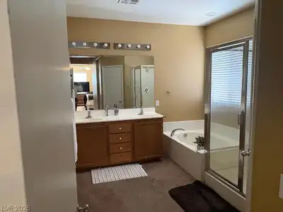 6421 Tumblegrass Court, Las Vegas, NV 89122 Primary Bathroom