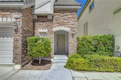 9240 Worsley Park Place Entry