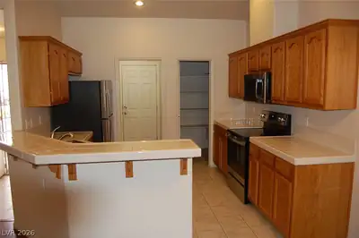 1791 Sycamore Avenue B Kitchen