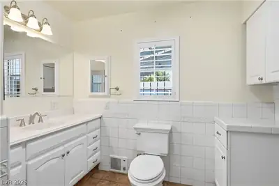 623 I Avenue Primary Bathroom