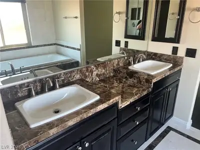 8225 Woodland Prairie Avenue, Las Vegas, NV 89129 Primary Bathroom