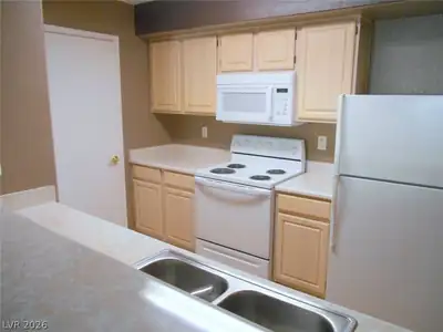 555 SILVERADO RANCH Boulevard 1073 Kitchen