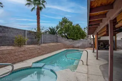 1800 North Torrey Pines Drive Pool