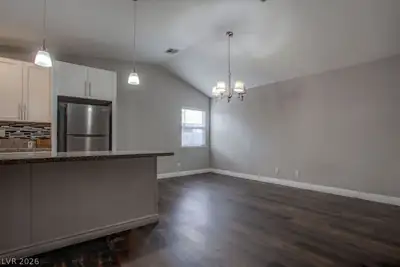 1800 North Torrey Pines Drive Dining Area