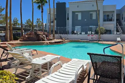 2201 Ramsgate Drive 514 Pool