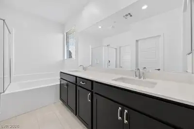 10862 Lewis Pointe Avenue, Las Vegas, NV 89166 Primary Bathroom