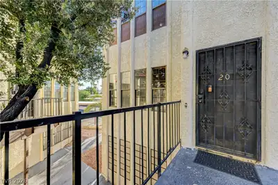 2080 Karen Avenue 20 Entrance Foyer