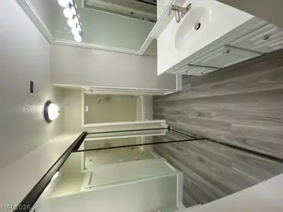 6250 West Flamingo Road 15 Bathroom