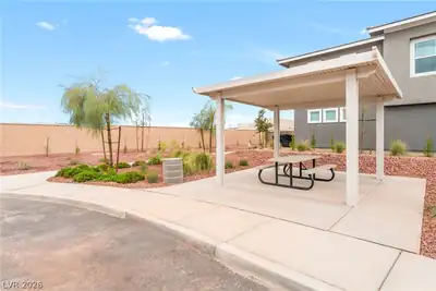 913 Rosy Starling Street Yard