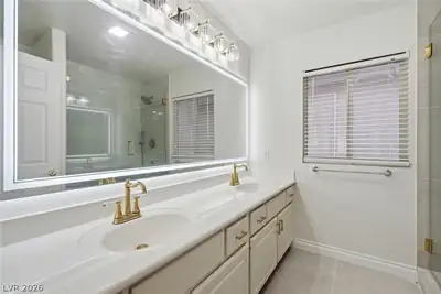 9081 Lawton Pine Drive, Las Vegas, NV 89129 Primary Bathroom