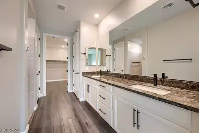2243 Beauty Vista Avenue Primary Bathroom