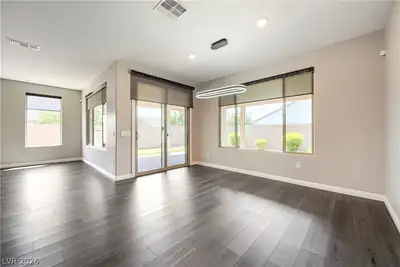 2243 Beauty Vista Avenue Living Room