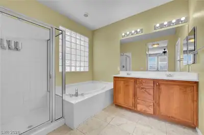 977 SPARKLING LIGHT Street, Henderson, NV 89052 Primary Bathroom