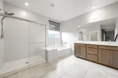 845 Riverlawn Place Primary Bathroom