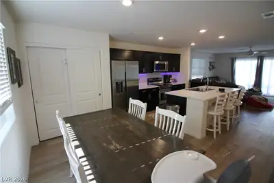 6852 Prairie Pearl Street Dining Area