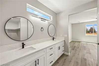 1520 East Cavalry Street Primary Bathroom