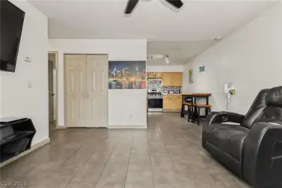 2121 Petersham Court B Living Room