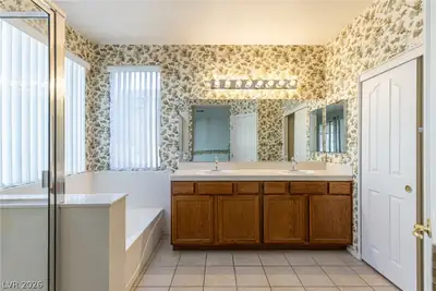 98 Glendive Street, Henderson, NV 89012 Primary Bathroom