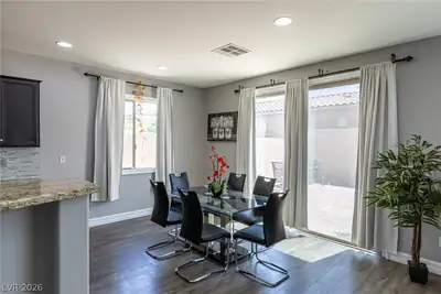 10017 Scenic Walk Avenue Dining Area